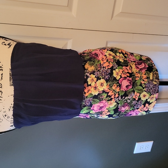 Sleeveless Flower Dress - Picture 1 of 2